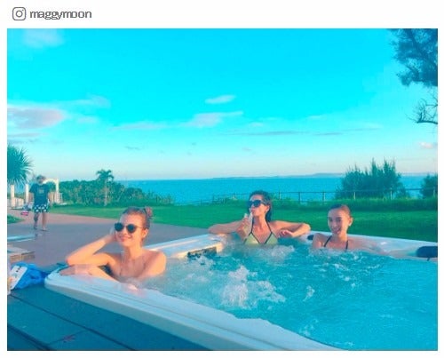 マギー、青空の下の入浴ショット ヘルシー美ボディ開放