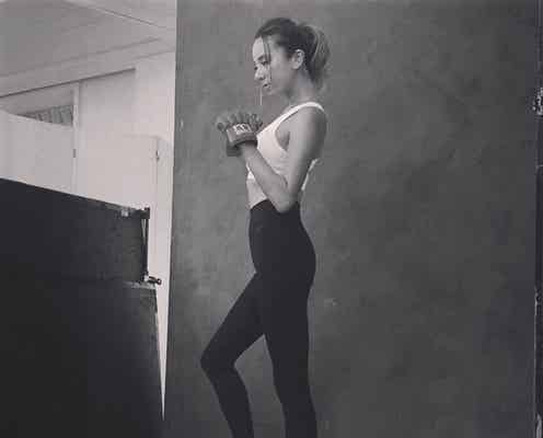 道端アンジェリカ、美しすぎる“ファイティングポーズ”に「かっこいい」と絶賛相次ぐ