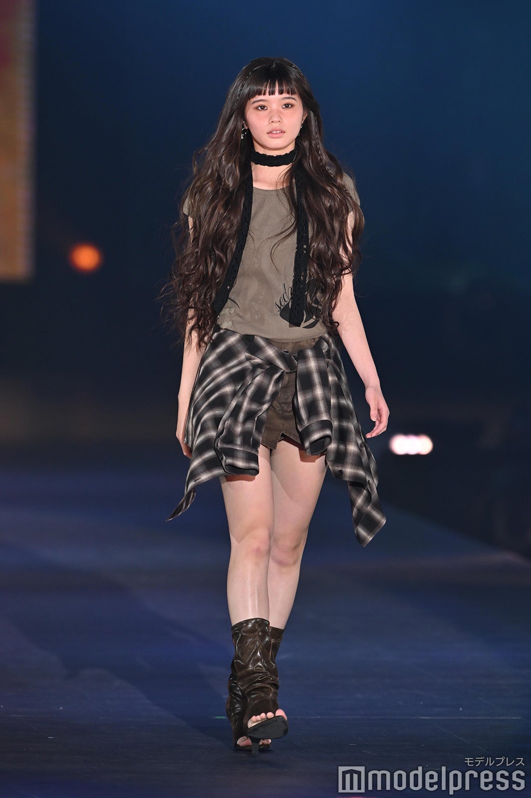Girls2原田都愛、美脚際立つストリートコーデ ヌーディーリップ