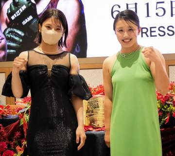 マスク姿でも「別格やな」会見登場のモデル級美女格闘家、シアーオフショル黒ドレス姿に反響「ビジュ大爆発」「マジで可愛すぎて困る」
