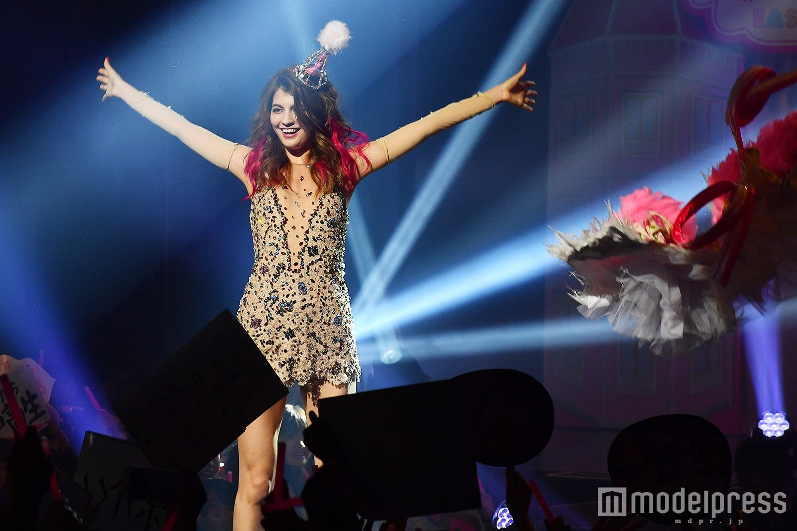 マギー、衣装を脱ぎ捨て“SEXY”に降臨　2000人を釘付けに