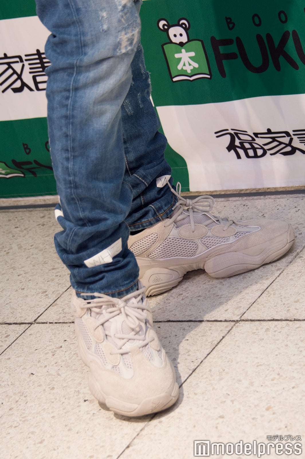 スニーカーをクローズアップ／桜田通（C）モデルプレス