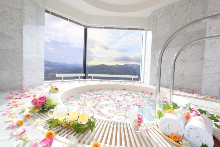 花咲くスイートルーム／画像提供：星野リゾート