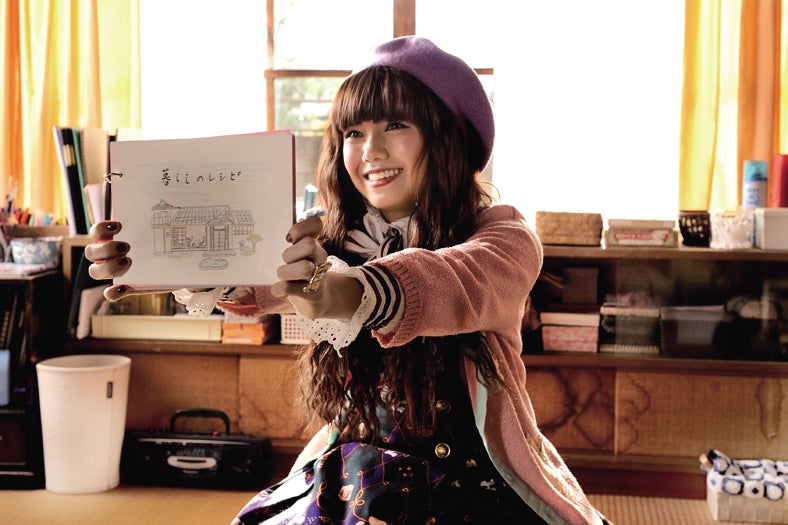 派手な服装で不思議少女を演じる二階堂ふみ－（C)2013映画「四十九日のレシピ」製作委員会　