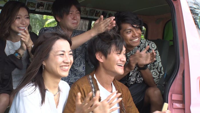 見守るメンバー/「あいのり:Asian Journey」第17話より(C)フジテレビ