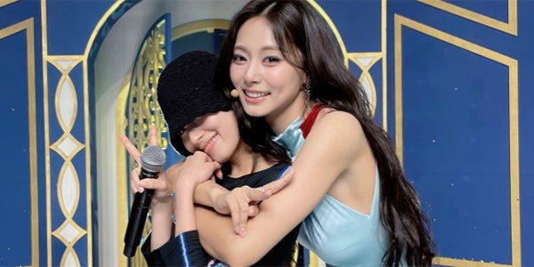 TWICEツウィ、スリットから圧巻の美脚 応援に駆けつけたサナとの