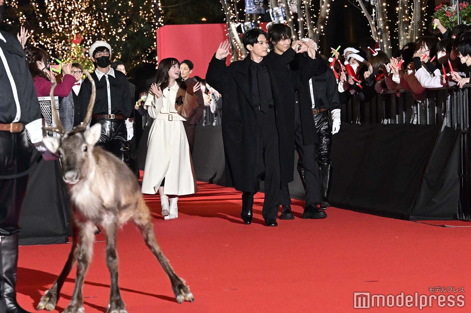 トナカイと登場したキャストたち／橋本環奈、吉沢亮、中川大志 （C）モデルプレス
