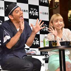 抜群のコンビネーションを見せた岡田圭右(左)と水沢アリー(右)