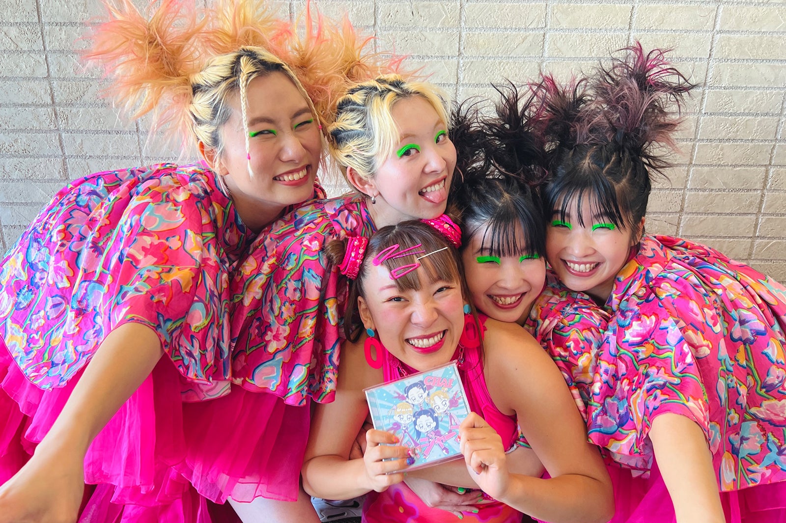 「どれがCHAIでどれがフワちゃんか」密着ショットが話題「見分けつかない」「馴染み過ぎ」の声