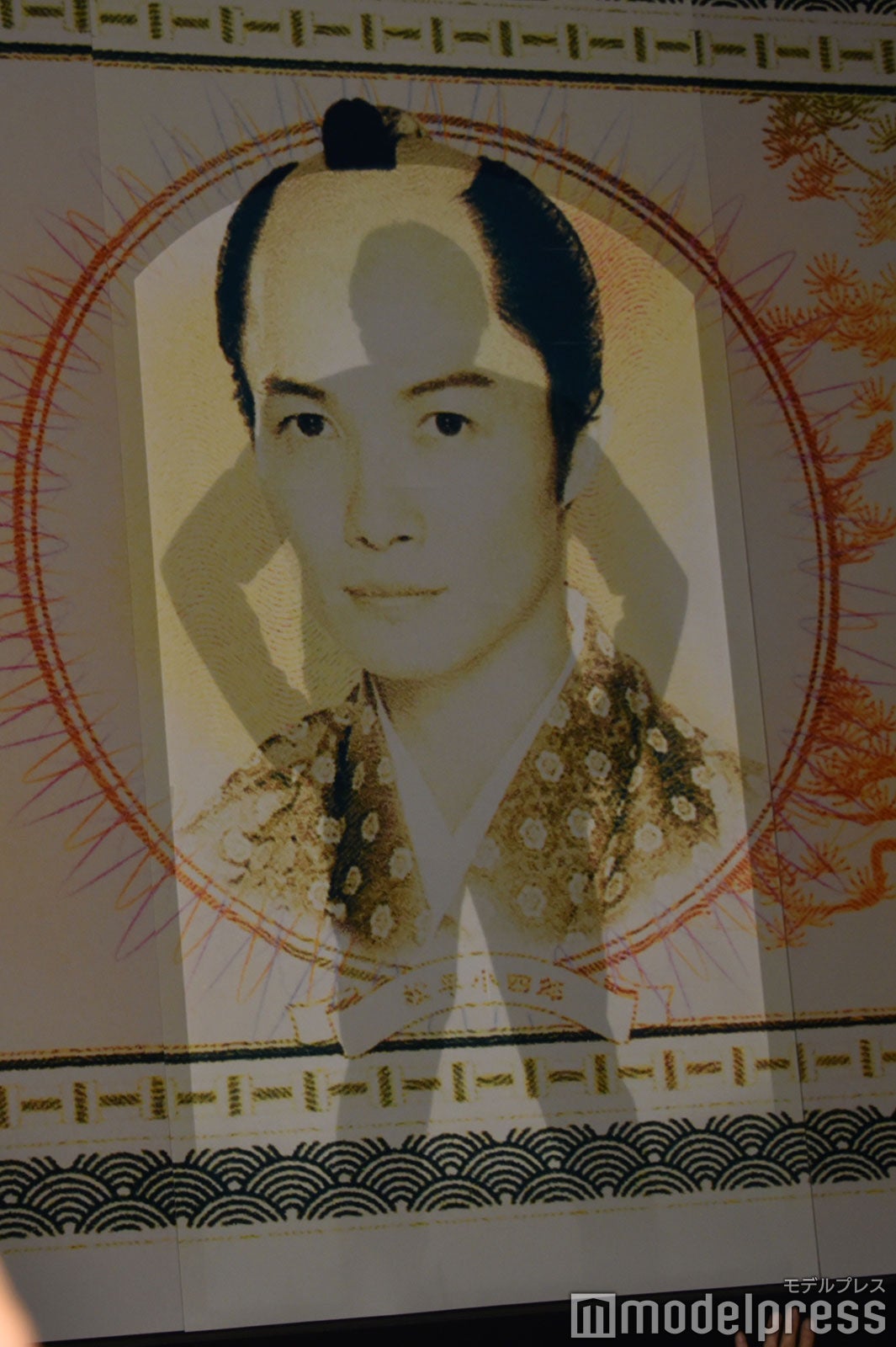 仁王立ちで待機する神木隆之介（C）モデルプレス