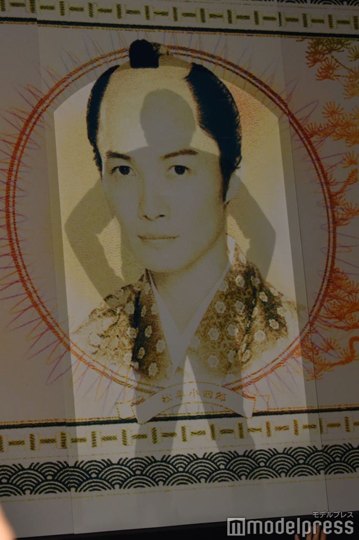 仁王立ちで待機する神木隆之介(C)モデルプレス