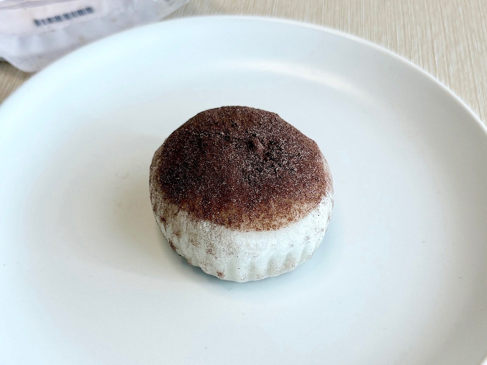 ころんとまんまるのビジュアルがかわいらしい。ココアとコーヒーの風味が香り高いスイーツです