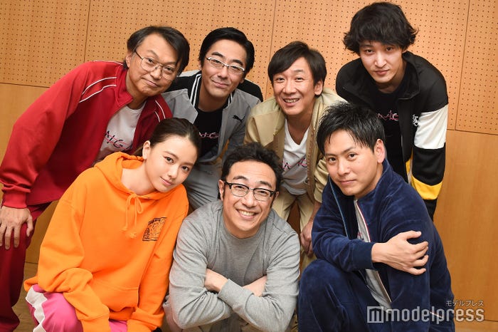 前列左から:山本舞香、角田晃広、山下健二郎、後列左から:相島一之、豊本明長、飯塚悟志、上杉柊平(C)モデルプレス