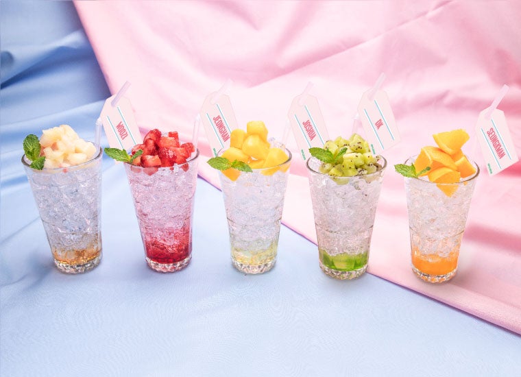 ソーダ系各920円（WOOZI・ピーチソーダ/JEONGHAN・ベリーソーダ/JOSHUA・マンゴーソーダ/DK・キウイソーダ/SEUNGKWAN・オレンジソーダ）／画像提供：レッグス