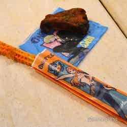 サンジ特製 ポークリブの香草焼き ~ハニーマスタード~850円、ナミのオレンジ・オレンジチュリトス700円(C)モデルプレス