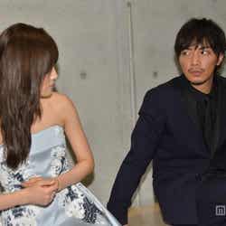 前田敦子(右)と成宮寛貴(左)