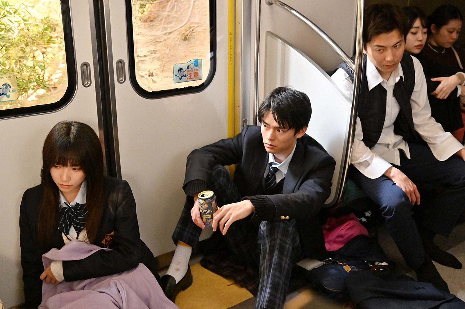 片岡凜、日向亘ら「ペンディングトレイン―８時２３分、明日　君と」第2話より（C）TBS