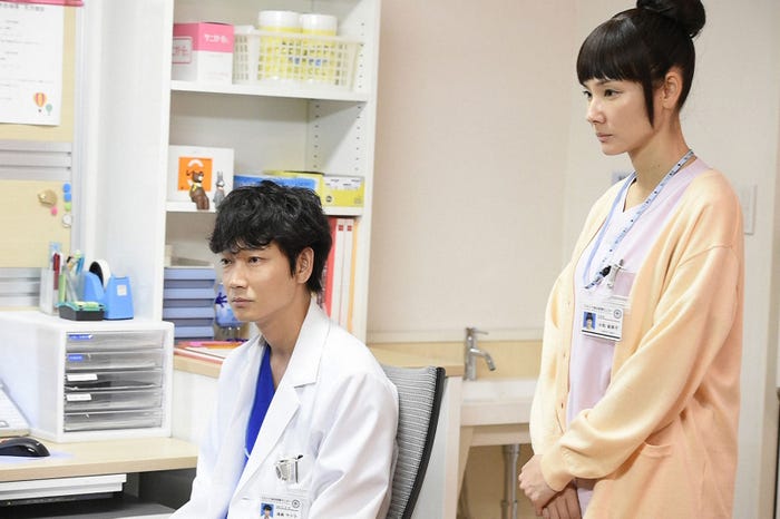 綾野剛、吉田羊/「コウノドリ」第9話より(画像提供:TBS)