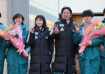 箱根3連覇の青学大パレード「女子マネジャーたちがいたからこその優勝でもあります」チーム支えたスタッフもVサイン