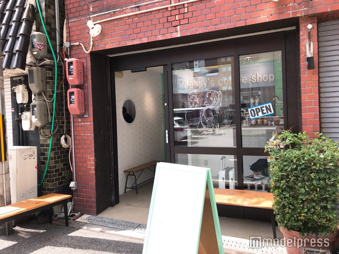 赤タイル貼りの外壁が目印（C）モデルプレス