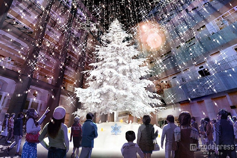 屋内最大級の純白ツリーが登場、夜はライトアップ&雪が舞う
