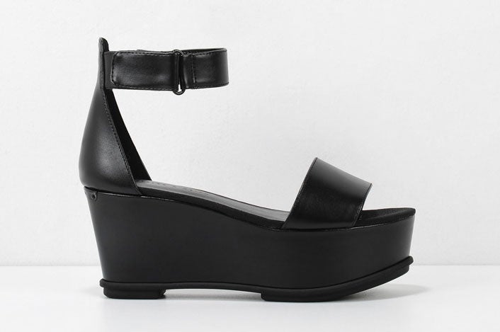アンクルストラッププラットフォームウェッジ「CHARLES & KEITH」7,020円（税込）／画像提供：CHARLES & KEITH OFFICIAL ONLINE STORE
