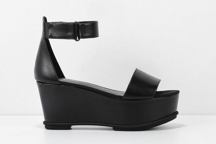 アンクルストラッププラットフォームウェッジ「CHARLES & KEITH」7,020円(税込)/画像提供:CHARLES & KEITH OFFICIAL ONLINE STORE