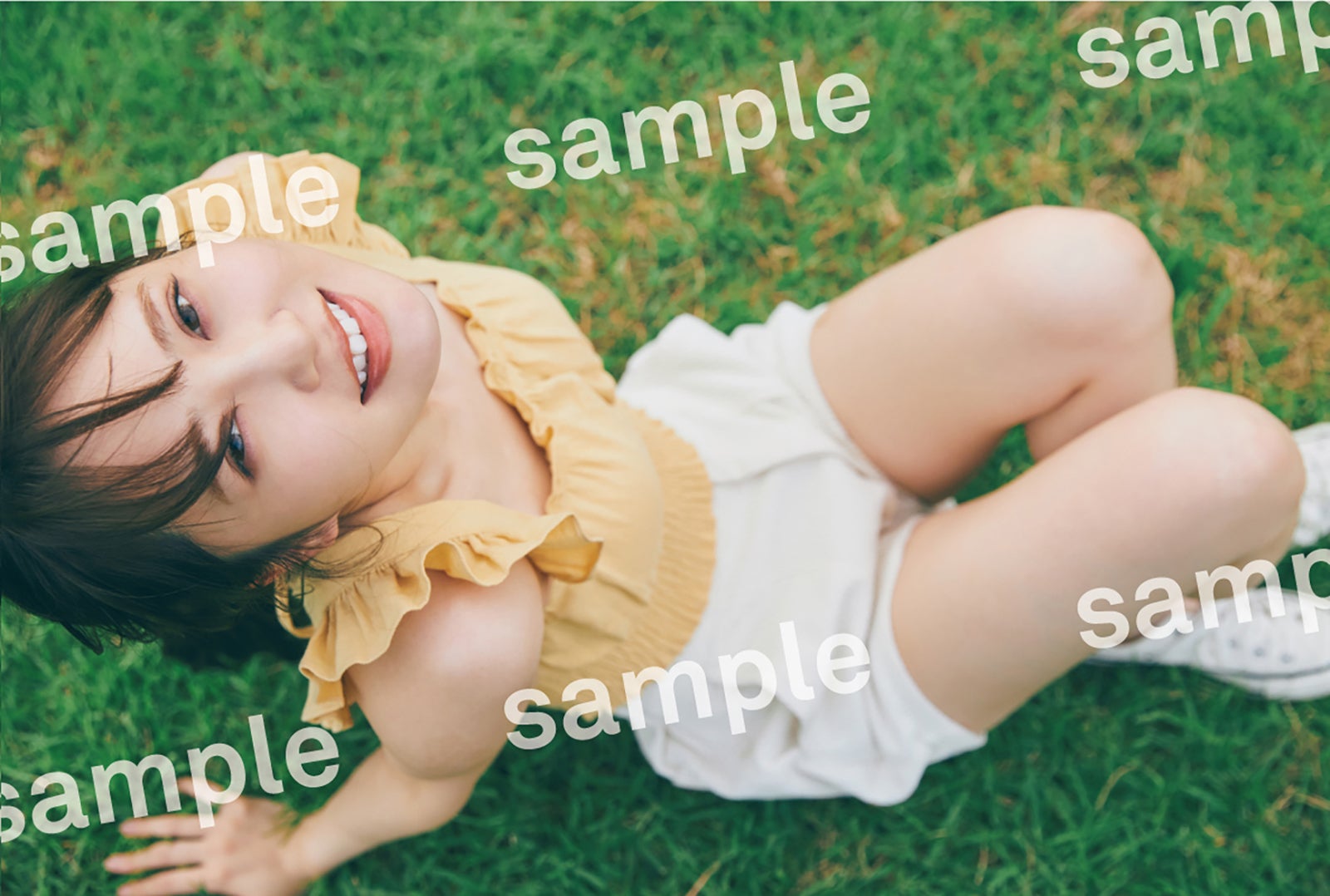 加藤史帆／コーチャンフォー限定ポストカード（撮影／三瓶康友）