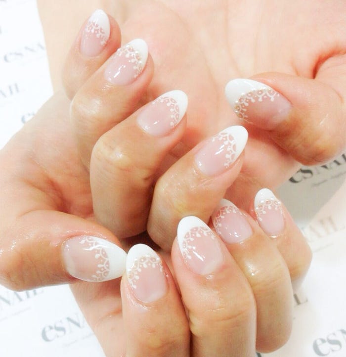 繊細なレースデザインのネイル(画像提供:esNAIL)
