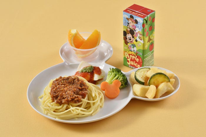 お子様セット、スーベニアプレート付き1920円(写真は「カフェ・ポルトフィーノ」のお子様セット)/(C)Disney