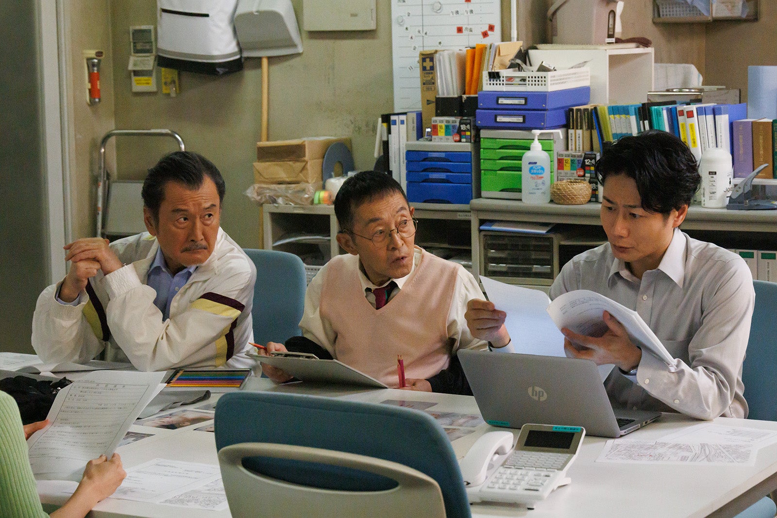 半海一晃、吉田鋼太郎、戸次重幸「GO HOME～警視庁身元不明人相談室～」第6話より（C）日本テレビ