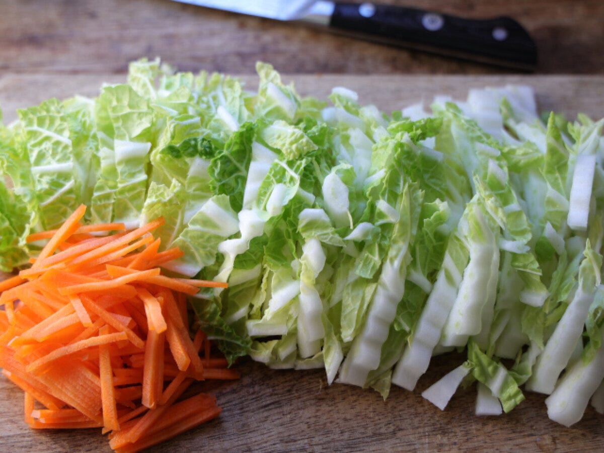白菜は幅7~8mmほどの細切り、または千切りに、にんじんは3mm程度の千切りにする 白菜は幅7~8mmほどの細切り、または千切りに、にんじんは3mm程度の千切りにする