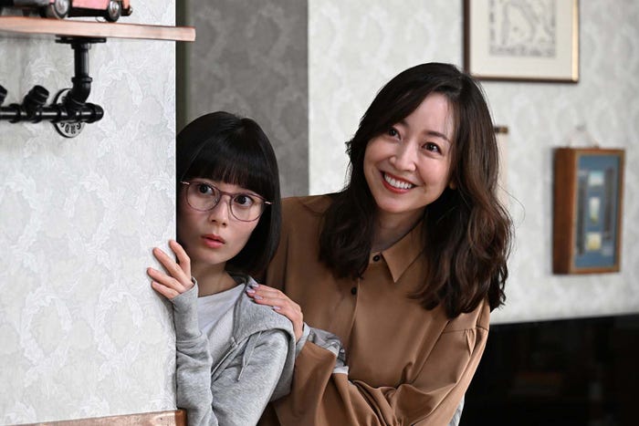 大久保桜子、黒川智花「リビングの松永さん」第1話より(C)カンテレ