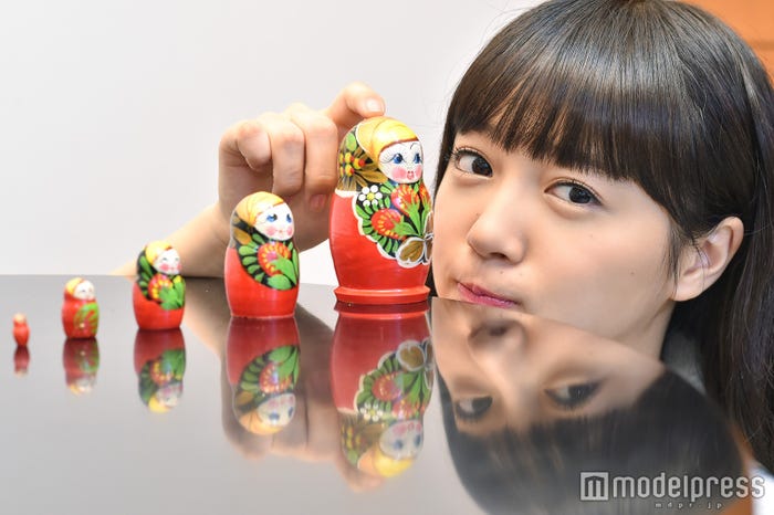 ということでマトリョーシカと中山莉子を並べてみた(C)モデルプレス