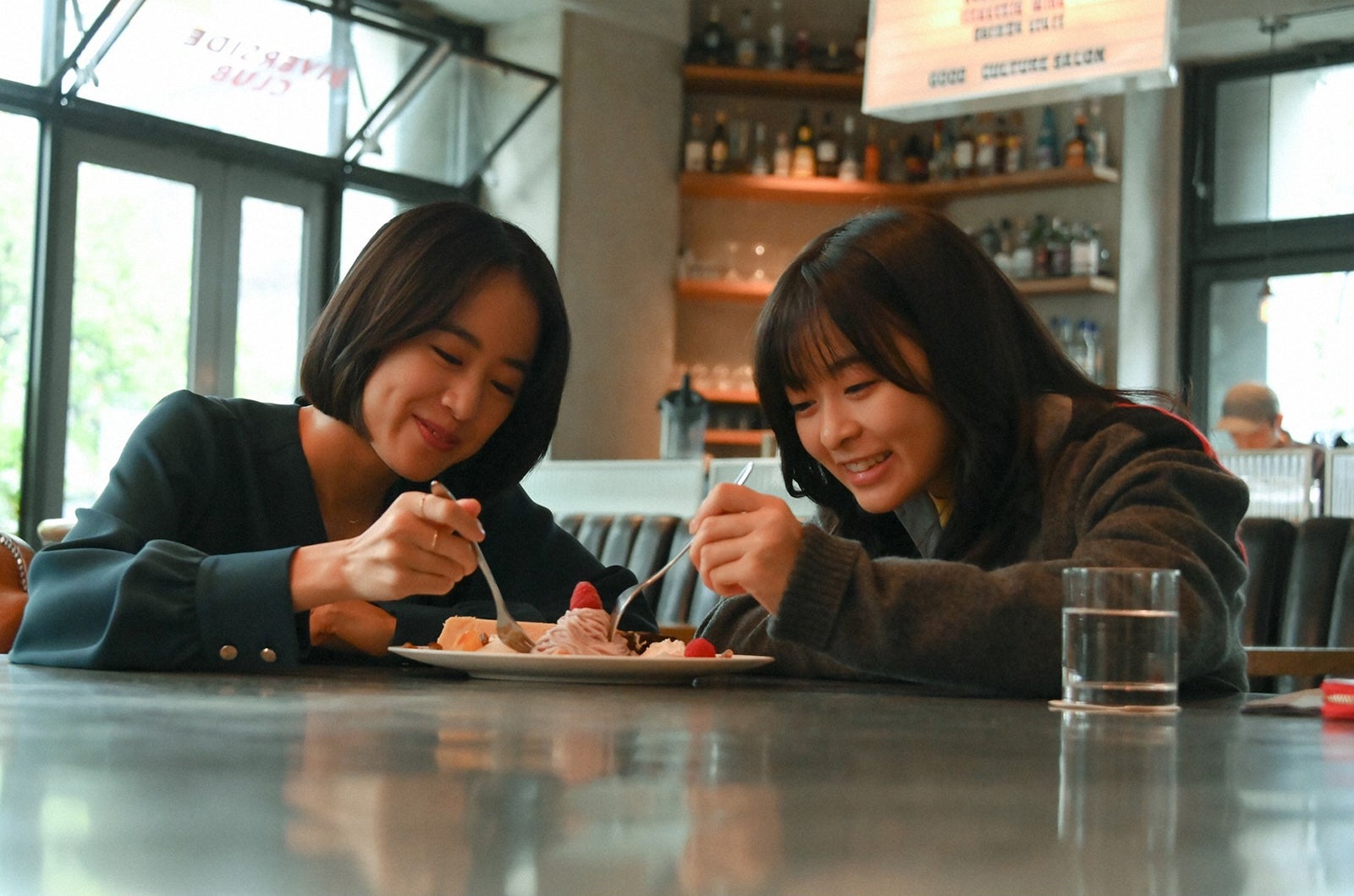 石橋静河、森七菜／「この恋あたためますか」第3話より（C）TBS