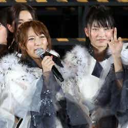 高橋みなみ、横山由依/「AKB48 2013 真夏のドームツアー~まだまだ、やらなきゃいけないことがある~」ナゴヤドーム公演初日より(C)AKS