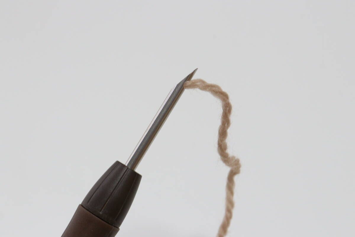 ダイソーのパンチニードル（替針3種セット）に毛糸を通す