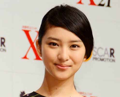 武井咲、ミニワンピで後輩デビューお祝い