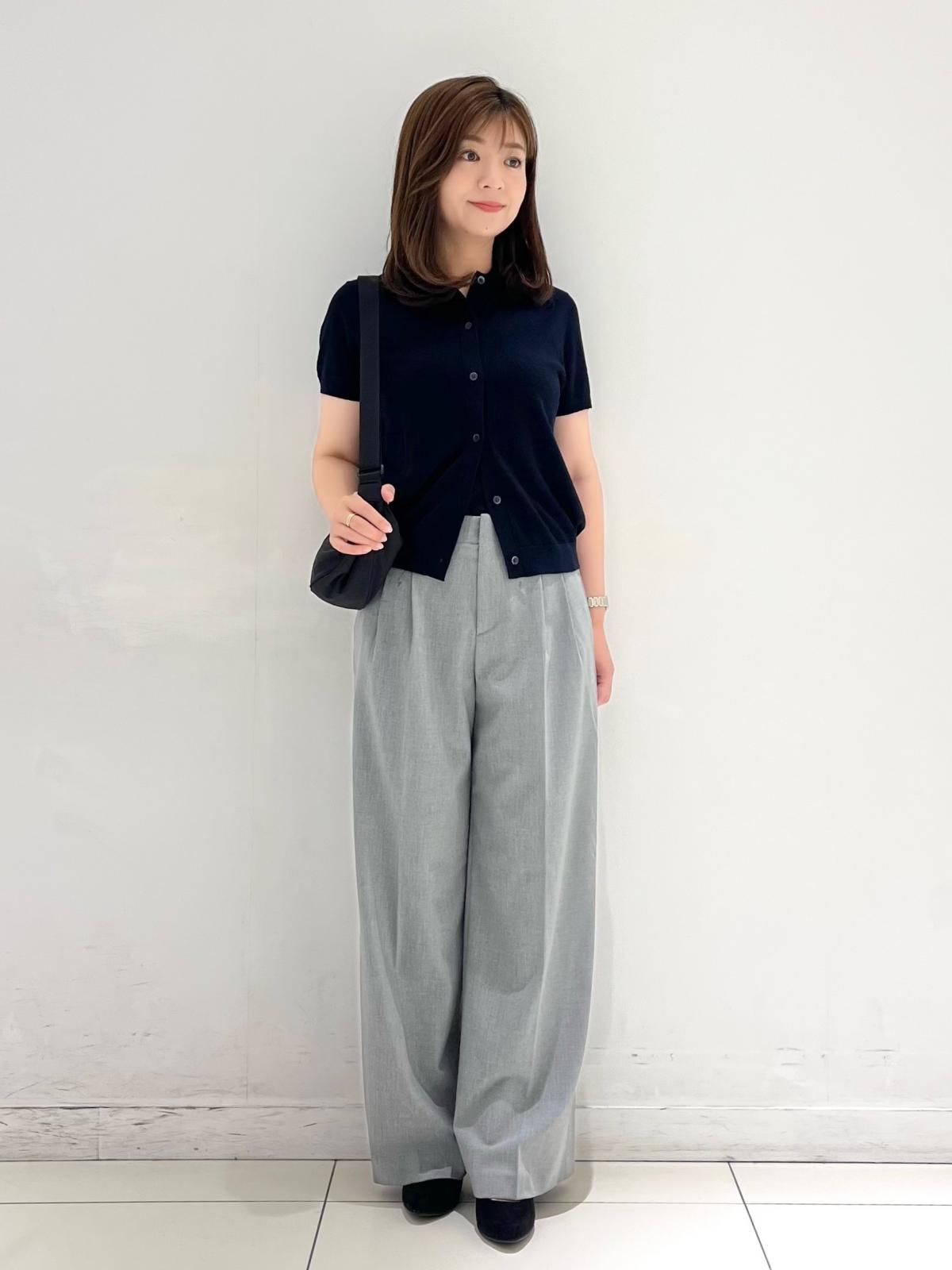 タック入りワイドパンツと合わせて、スマートなお仕事コーデに 出典:StyleHint
