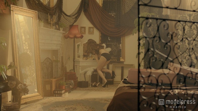 小嶋陽菜出演／ショートムービー「Red Carpet」より