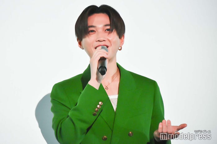 三角チョコパイは白派だと熱弁する八木勇征(C)モデルプレス