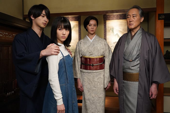 横浜流星、浜辺美波、観月ありさ、佐野史郎「私たちはどうかしている」第2話より(C)日本テレビ