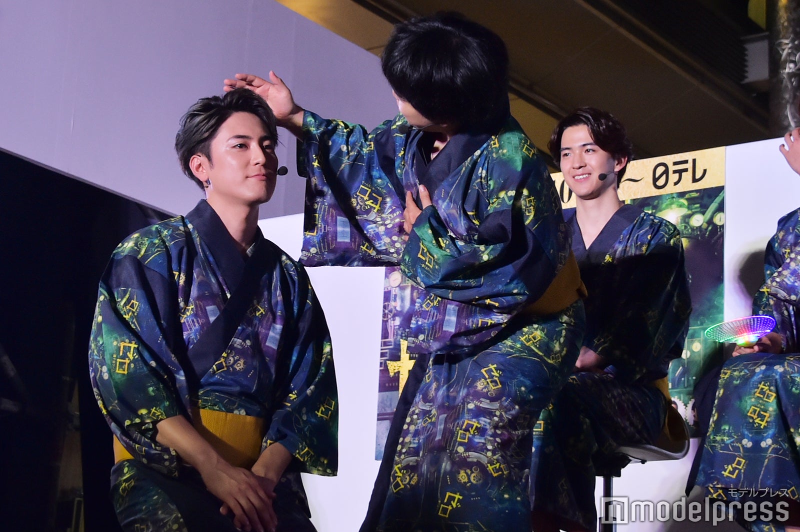 頭ポンポンをする加藤諒と、応じる間宮祥太朗 （C）モデルプレス