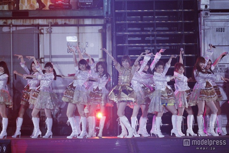 「フライングゲット」／「AKB48 2013真夏のドームツアー～まだまだ、やらなきゃいけないことがある～」福岡公演2日目より（C）AKS