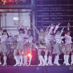 「フライングゲット」/「AKB48 2013真夏のドームツアー~まだまだ、やらなきゃいけないことがある~」福岡公演2日目より(C)AKS