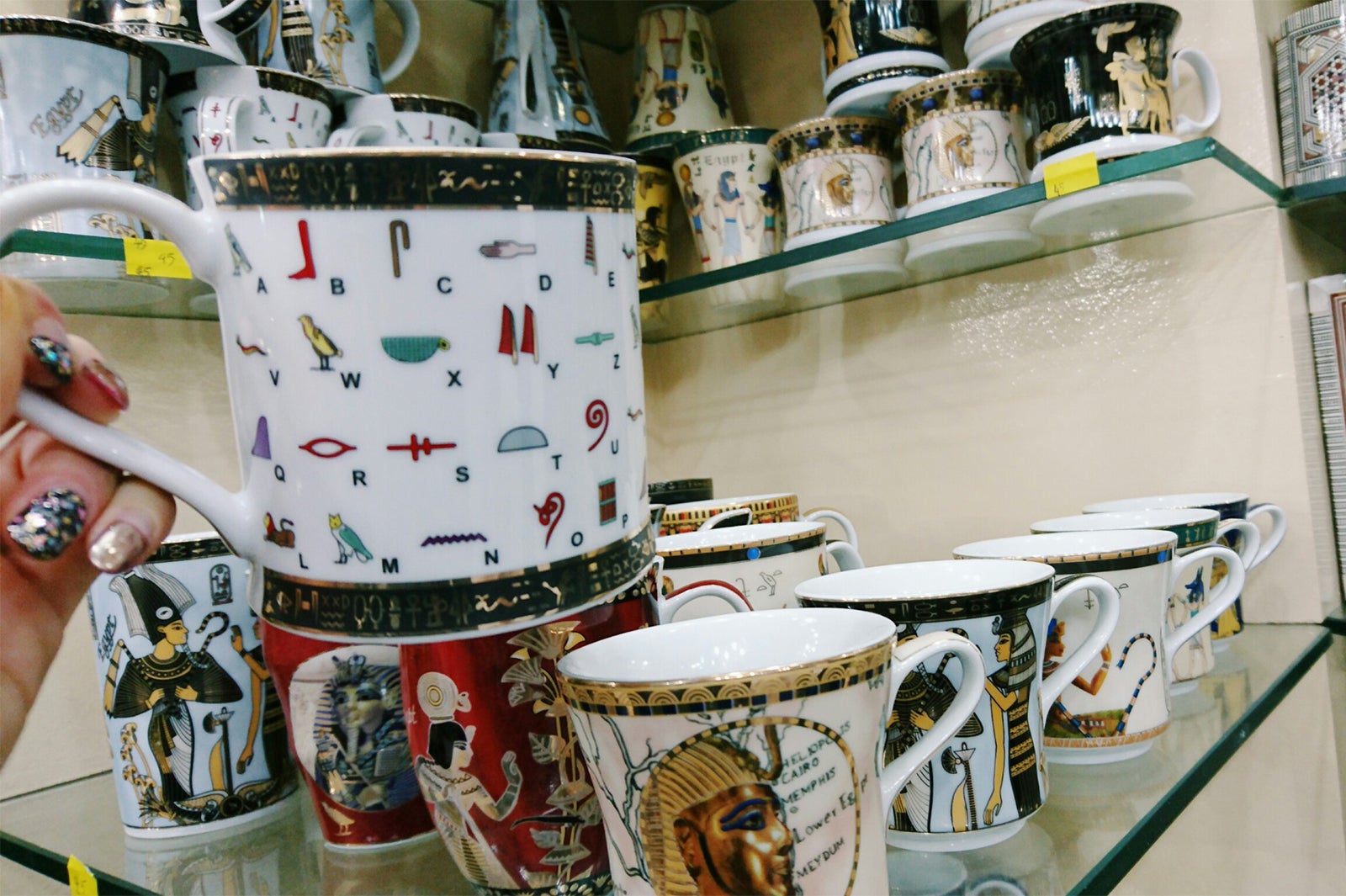 カラフルな象形文字が可愛いマグカップ／画像提供：所属事務所