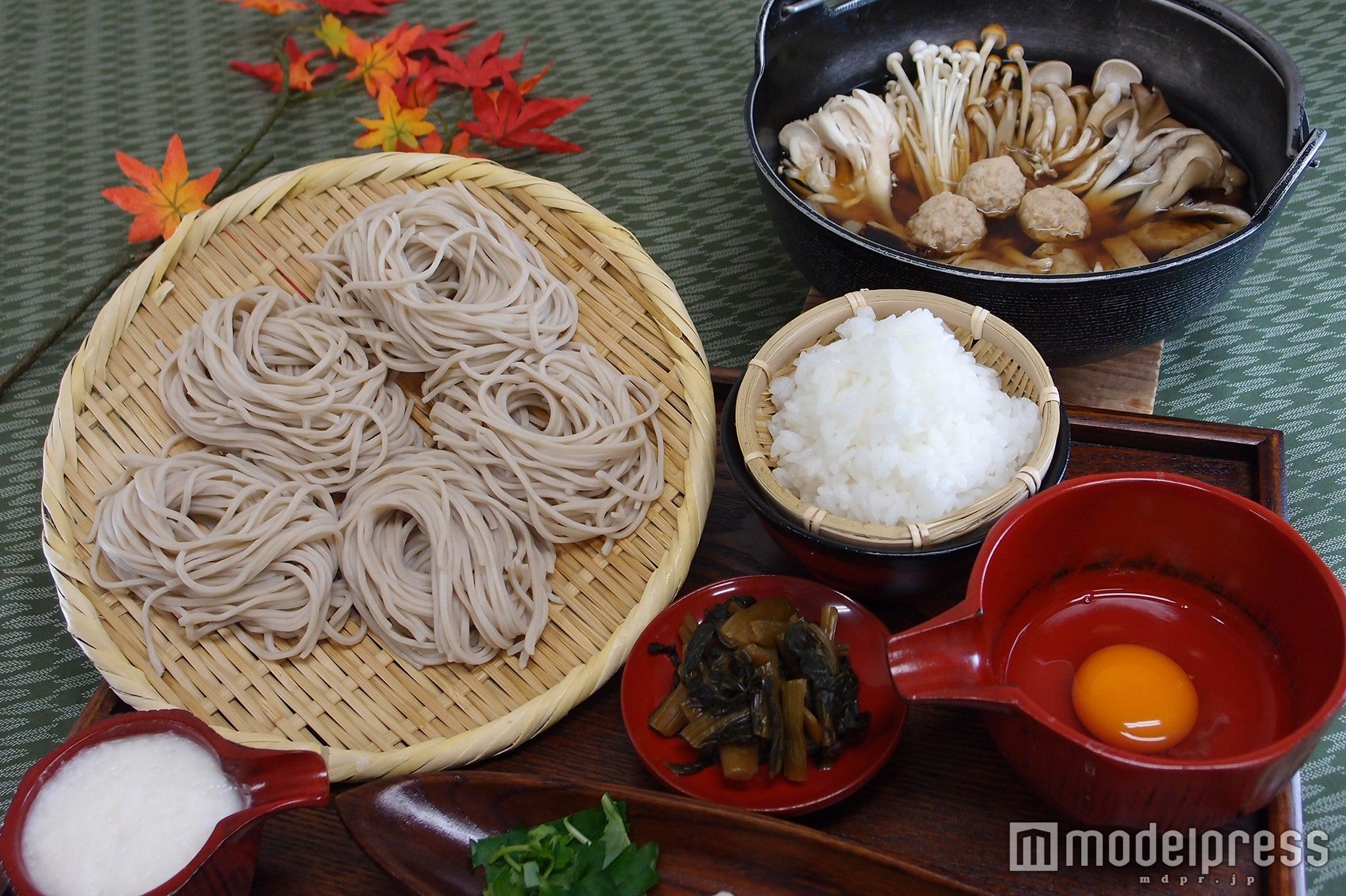 長野道 梓川SA（上り）「野麦峠 ～すんきとうじ蕎麦～」自家製の「とうじ蕎麦」と木曽地方で健康食品（1，620円）／画像提供：東日本高速道路