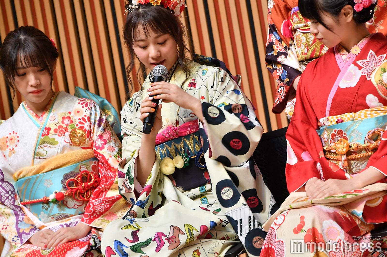 袖の柄について説明する松本慈子（C）モデルプレス