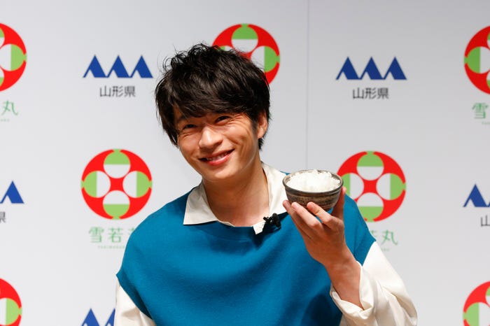 新米を手に嬉しそうな田中圭(提供写真)