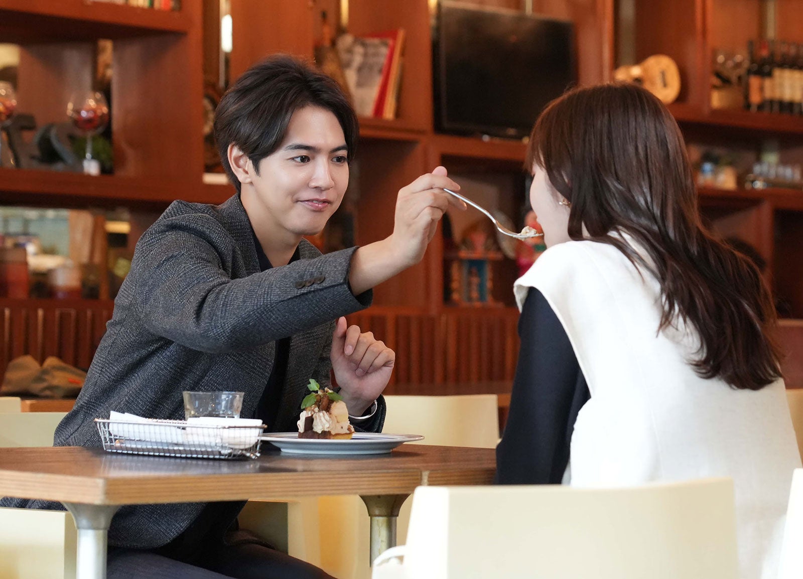 片寄涼太、鈴木愛理「推しが上司になりまして」第7話（C）「推しが上司になりまして」製作委員会